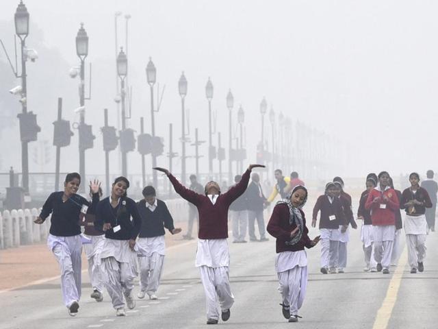 School Students participating in the upcoming Republic Day parade 2016 enjoy foggy weather after rehearsals at Rajpath. (Sonu Mehta/HT)