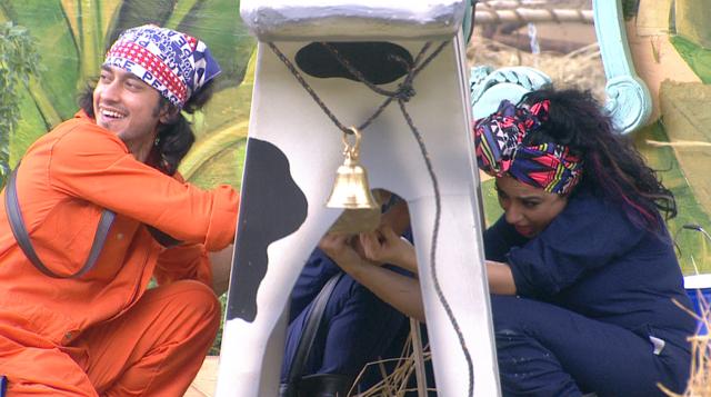 Priya and Rishabh during a task in Bigg Boss 9. (Colors) Priya and Rishabh during a task in Bigg Boss 9. (Colors)