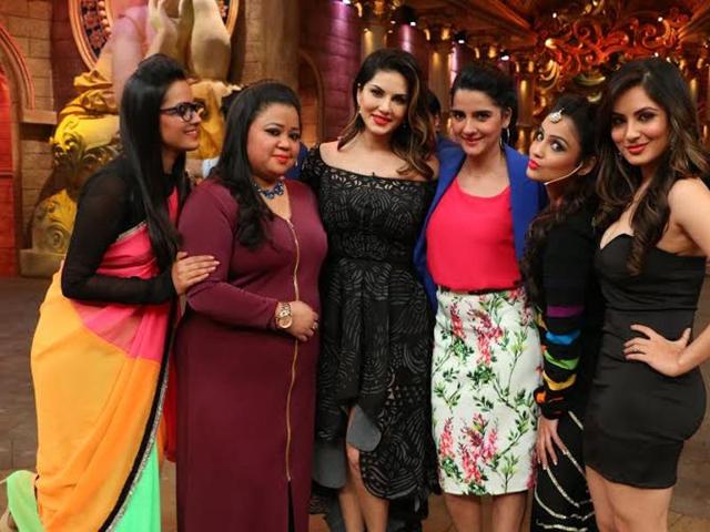 Sunny Leone poses with the entire team of Comedy Nights Bachao.