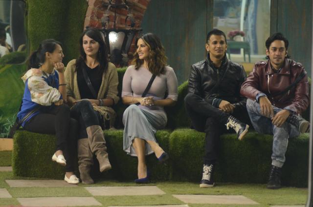 The actor reveals Rochelle’s secret task to the housemates and they are stunned by Rochelle’s convincing acting skills. (Colors)