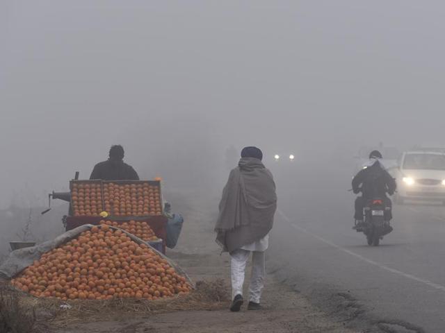 A roadside juice seller waiting for customers on a chilly morning in Amritsar on Monday. (Gurpreet Singh/HT Photo)