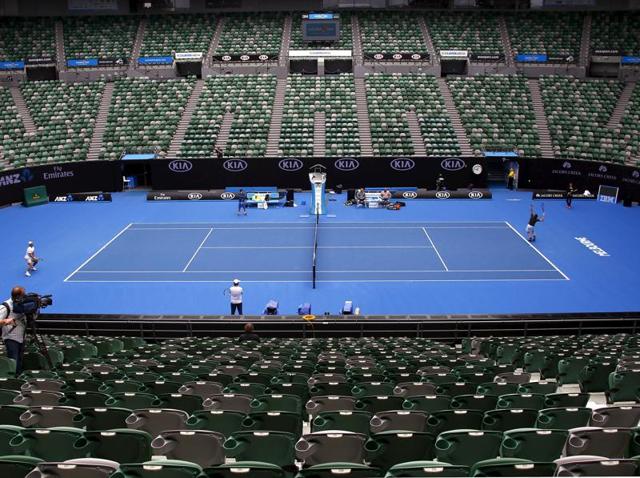 Britain's Andy Murray (R) and Spain's Rafael Nadal train together during a practice session on Rod Laver Arena on January 15, 2016. (Reuters Photo) Britain's Andy Murray (R) and Spain's Rafael Nadal train together during a practice session on Rod Laver Arena on January 15, 2016. (Reuters Photo)