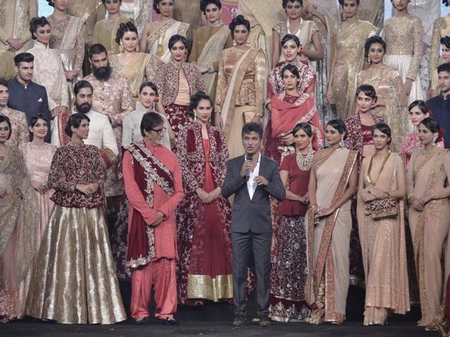 Vikram Phadnis’s fashion show where Amitabh walked in the final piece created by the designer, (IANS) Vikram Phadnis’s fashion show where Amitabh walked in the final piece created by the designer, (IANS)