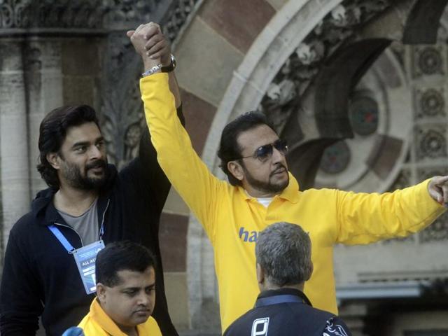 Gulshan Grover and R Madhavan during the Standard Chartered Mumbai Marathon 2016.  (IANS) 