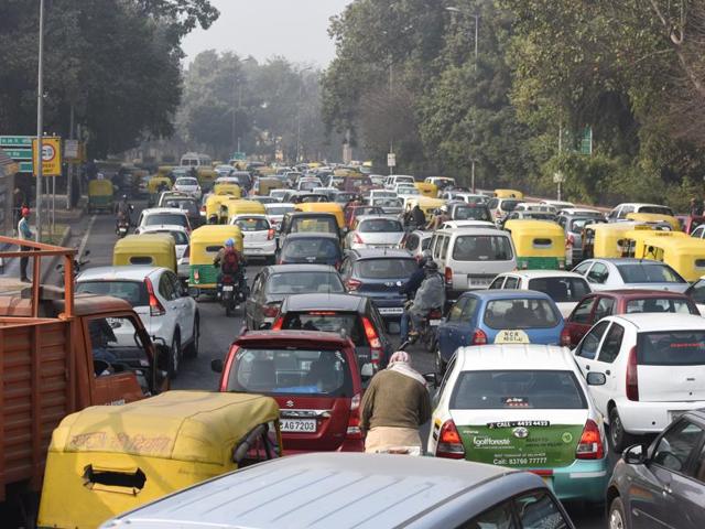 Huge traffic jam was occured due to restricted vehicular movement for Republic Day rehearsal on Monday, January 18, 2016, the first weekday after the odd-even trial period ended. (Sushil Kumar / HT Photo) Huge traffic jam was occured due to restricted vehicular movement for Republic Day rehearsal on Monday, January 18, 2016, the first weekday after the odd-even trial period ended. (Sushil Kumar / HT Photo)