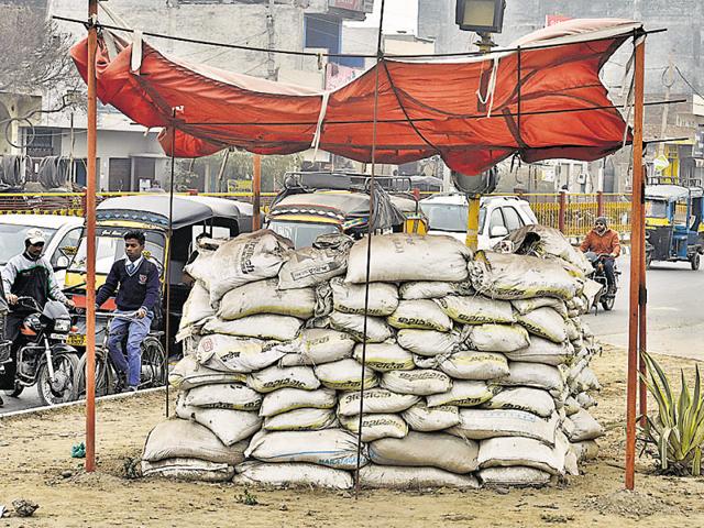 A deserted check-post on the Fatehgarh Churian crossing that leads to Gurdaspur and Pathankot.(Gurpreet Singh/HT Photo)