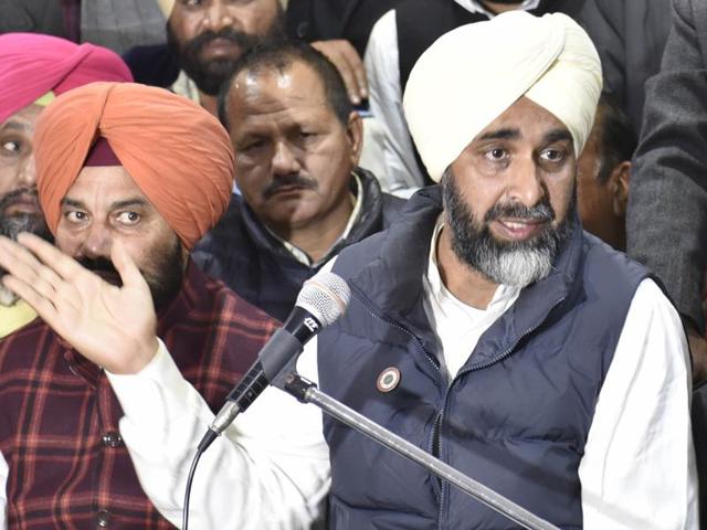 Punjab Congress chief Capt Amarinder Singh finally got Manpreet on board after a meeting with Rahul before the Maghi mela and the three decided to make it official on January 15. (Gurpreet Singh/HT Photo) Punjab Congress chief Capt Amarinder Singh finally got Manpreet on board after a meeting with Rahul before the Maghi mela and the three decided to make it official on January 15. (Gurpreet Singh/HT Photo)
