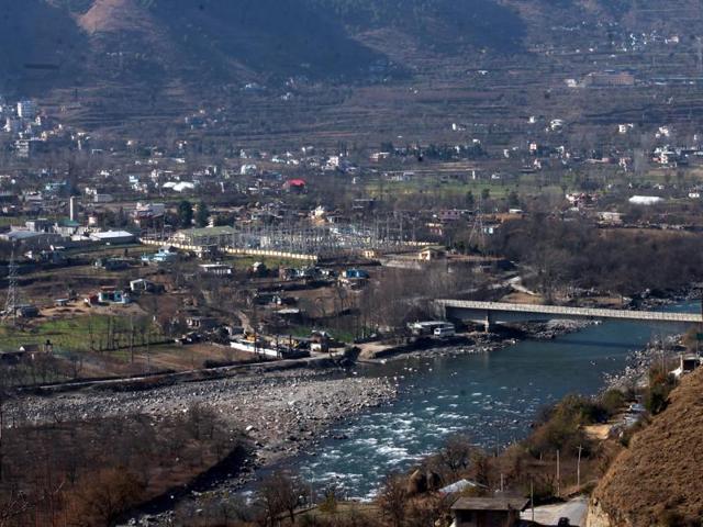 Dry atmospheric conditions prevail in the Kullu-Manali Valley of Himachal Pradesh as the water level retreats in the Beas river and hill capes receiv scanty amount of snowfall. (Aqil Khan /HT Photo)