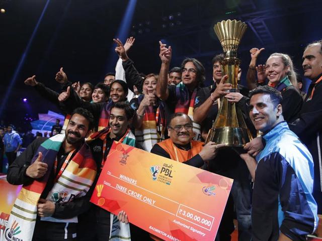 Delhi Acers pose with Akshay Kumar and hold the winner's trophy after the Indian Premier Badminton League in New Delhi, India.  (AP) 