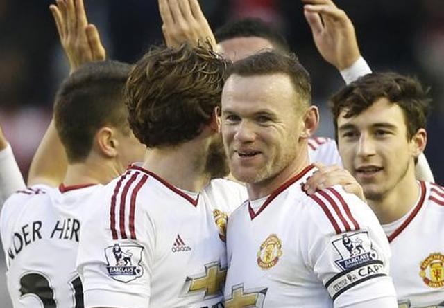Manchester United's Wayne Rooney celebrates at full time with teammates after his team’s victory against Liverpool. (Reuters Photo) Manchester United's Wayne Rooney celebrates at full time with teammates after his team’s victory against Liverpool. (Reuters Photo)