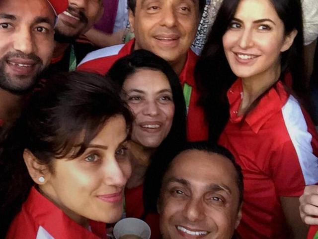 Katrina Kaif and actor Rahul Bose with participants of the Mumbai Marathon 2016, in Mumbai on Sunday.  (PTI) 