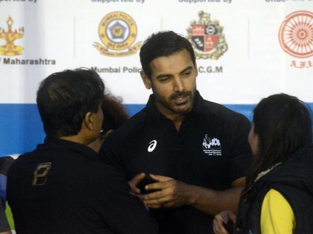 John Abraham interacts with fans during the Standard Chartered Mumbai Marathon 2016.  (IANS) 