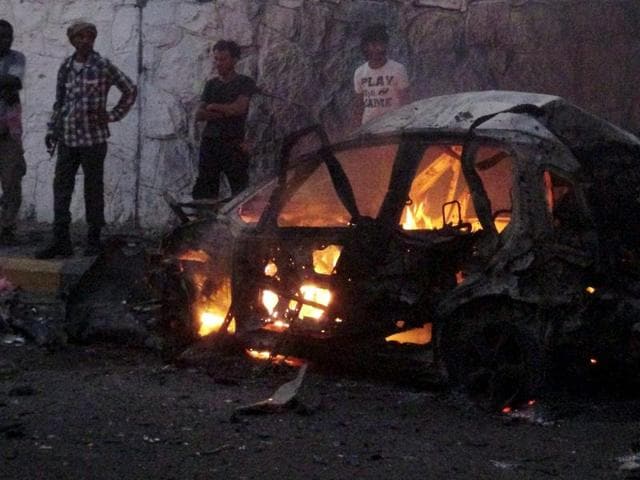 A car burns at the site of a car bomb attack outside the house of the director of security for Yemen's southern port city of Aden, Brigadier General Shalal Ali Shayyeh, in Aden January 17, 2016. (REUTERS)