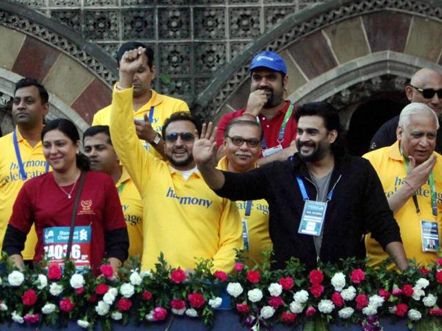 Bollywood actors Gulshan Grover, R Madhavan and Former Congress MP Priya Dutt cheer participants during Standard Chartered marathon in Mumbai. (PTI) 