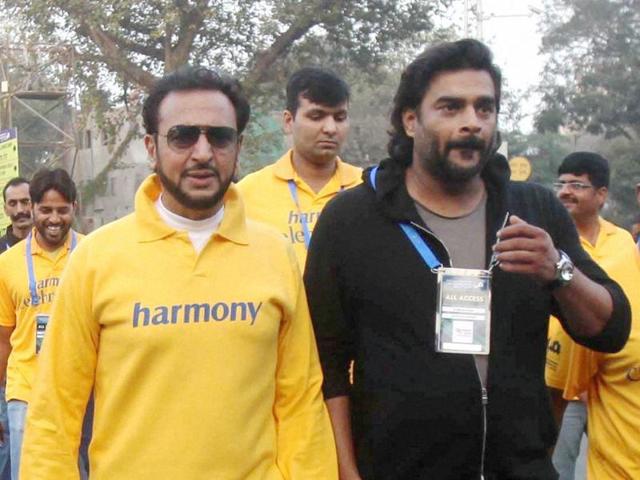 Gulshan Grover and R Madhavan during Standard Chartered marathon in Mumbai on Sunday, January 17, 2016.  (PTI) 