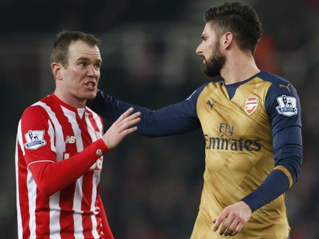 Arsenal's Olivier Giroud and Stoke's Glenn Whelan exchange words at the end of the EPL game at Britannia Stadium on January 17, 2016. (Reuters Photo) Arsenal's Olivier Giroud and Stoke's Glenn Whelan exchange words at the end of the EPL game at Britannia Stadium on January 17, 2016. (Reuters Photo)