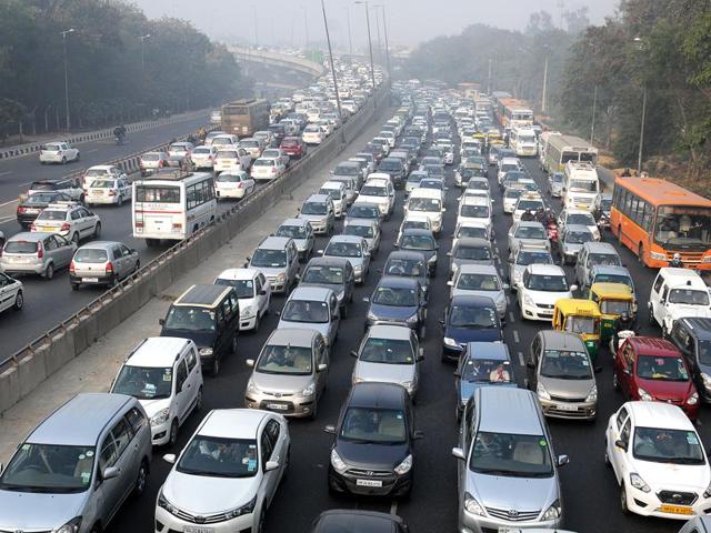 Traffic scenario at Rao Tula Ram Marg near Subroto Park after the completion of Odd Even vehicular trial, in New Delhi, on Monday, January 18, 2016.(S Burmaula / HT Photo)