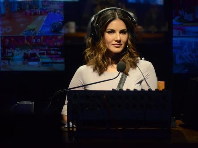 Sunny Leone assigns tasks to the Bigg Boss 9 contestants. One of the tasks was that Rochelle had to kiss Prince and Rishabh!