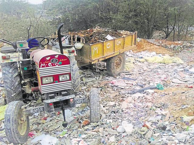 The activists alleged that construction waste from the Gurgaon- Faridabad road, which was being cleared ahead of the PM’s visit to the city, was dumped on forest land. (HT Photo) The activists alleged that construction waste from the Gurgaon- Faridabad road, which was being cleared ahead of the PM’s visit to the city, was dumped on forest land. (HT Photo)