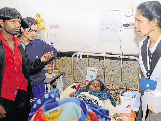 RIMS matron Vijaya Lakshmi conducts an inspection at a ward on Monday. (Diwakar Prasad/HT Photo) RIMS matron Vijaya Lakshmi conducts an inspection at a ward on Monday. (Diwakar Prasad/HT Photo)
