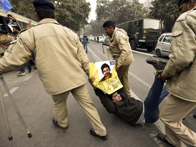 A protester in Delhi shouts slogans against Minister Bandaru Dattatreya at a demonstration in support of Dalit scholar Rohith Vemula.(Arun Sharma/ HT photo)