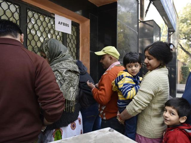 Parents buy admission forms for nursery for their chiildren at Air Force Bal Bharti School at Lodhi Road in New Delhi.(Saumya Khandelwal/ HT file photo)