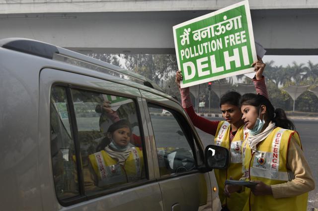 Delhi civil defence personnel and volunteers request a commmuter to follow the odd - even vehicular restriction trial. (Mohd Zakir/ Hindustan Times)