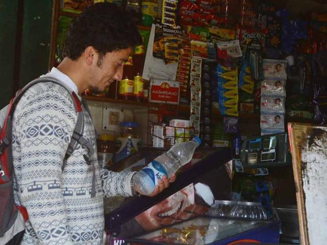A man buying a bottle of mineral water in the aftermath of the jaundice outbreak. (Deepak Sansta/HT Photo) A man buying a bottle of mineral water in the aftermath of the jaundice outbreak. (Deepak Sansta/HT Photo)