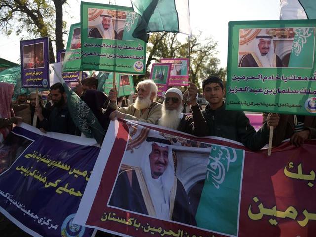Pakistani Sunni Muslims hold placards bearing images of Saudi King Salman bin Abdulaziz during a protest rally in Islamabad on January 8, 2016, against Iran and in the support of Saudi Arabia. (AFP Photo) Pakistani Sunni Muslims hold placards bearing images of Saudi King Salman bin Abdulaziz during a protest rally in Islamabad on January 8, 2016, against Iran and in the support of Saudi Arabia. (AFP Photo)