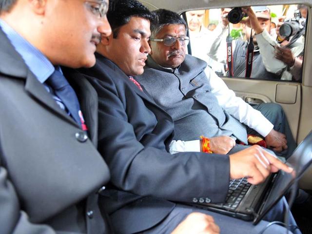 Union minister for telecommunications and information technology Ravi Shankar Prasad assesses quality of BSNL connectivity on his way to Mhow from Indore on Monday.(Shankar Mourya/HT photo) Union minister for telecommunications and information technology Ravi Shankar Prasad assesses quality of BSNL connectivity on his way to Mhow from Indore on Monday.(Shankar Mourya/HT photo)