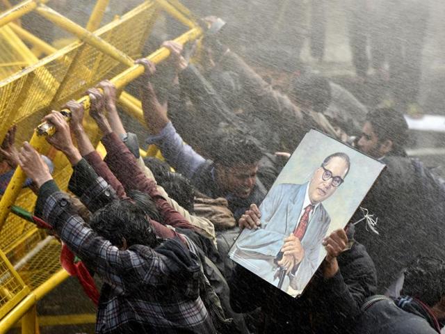 Police use water canon to disperse members of various student organisations protesting in front of HRD ministry office in Delhi. (Vipin Kimar/HT Photo) 