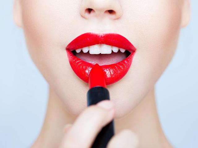 Make a quick lip scrub using petroleum jelly and sugar.(Shutterstock) Make a quick lip scrub using petroleum jelly and sugar.(Shutterstock)