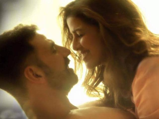 Nimrat Kaur and Akshay Kumar in a still from Airtlift. 