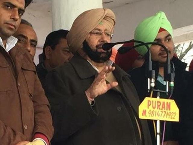 Launching a programme aimed at wooing the young generation in view of the 2017 state elections, Amarinder interacted with youths of Dera Baba Nanak assembly segment. (HT Photo) Launching a programme aimed at wooing the young generation in view of the 2017 state elections, Amarinder interacted with youths of Dera Baba Nanak assembly segment. (HT Photo)