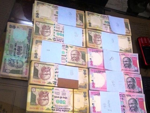 Intelligence officers of the Border Security Force’s (BSF) and Malda police on Monday night arrested a man considered to be one of the key figures in the counterfeit money smuggling ring that thrives across the India-Bangladesh border. (HT photo) Intelligence officers of the Border Security Force’s (BSF) and Malda police on Monday night arrested a man considered to be one of the key figures in the counterfeit money smuggling ring that thrives across the India-Bangladesh border. (HT photo)