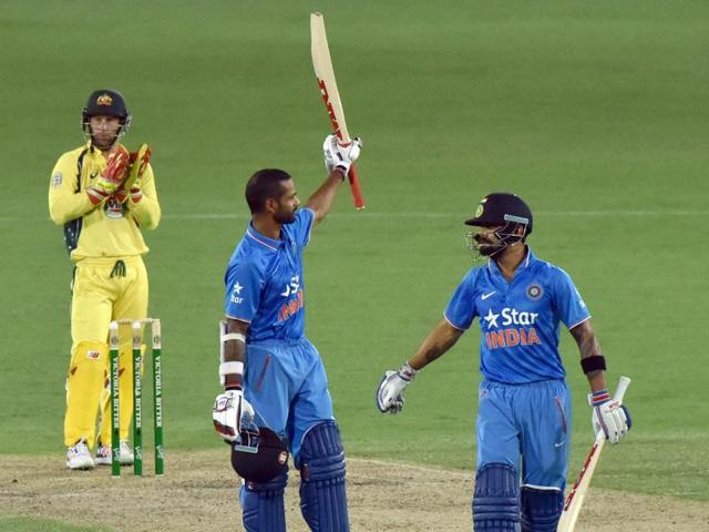 Australian wicket keeper Matthew Wade (L) applauds century maker Shikhar Dhawan (C) with Virat Kohli (R) looking on. (AFP Photo) 