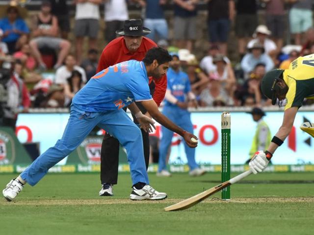 Australian batsman Steve Smith (R) makes his ground as India’s Bhuvneshwar Kumar (L) attempts to run him out. (AFP Photo) 