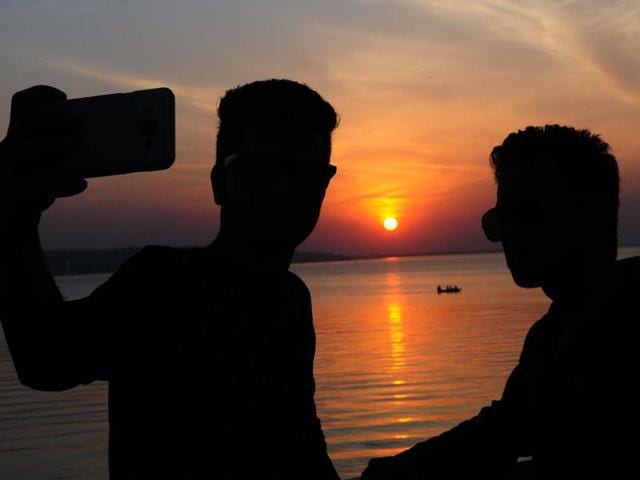 The Washinton Post has reported that at least 27 “selfie related” deaths around the world last year, about half occurred in India. (HT File Photo) The Washinton Post has reported that at least 27 “selfie related” deaths around the world last year, about half occurred in India. (HT File Photo)