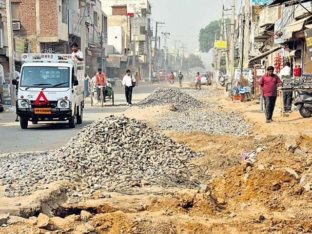 The Mango Notified Area Committee too has issued an order stipulating that persons found damaging roads would attract a fine of `5,000, with the possibility of one month in jail.(HT File Photo) The Mango Notified Area Committee too has issued an order stipulating that persons found damaging roads would attract a fine of `5,000, with the possibility of one month in jail.(HT File Photo)