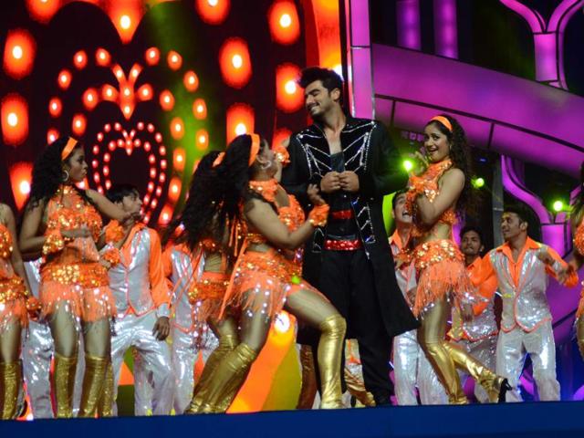 Arjun Kapoor performs at the annual Mumbai Police Melawa show in Mumbai on January 19, 2016.  (Viral Bhayani/HT) 