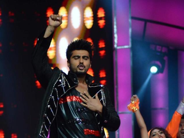 Arjun Kapoor dancing at the annual Mumbai Police Melawa show in Mumbai on January 19, 2016.  (Viral Bhayani/HT) 