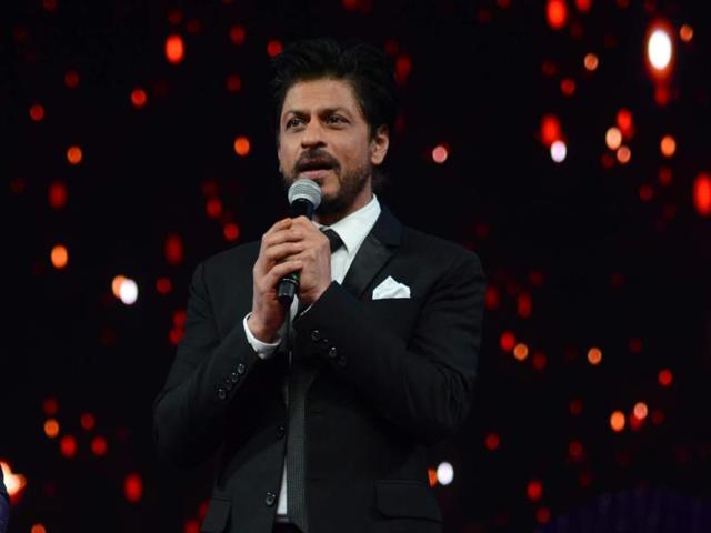 Shah Rukh Khan interacts with the audience at the annual Mumbai Police Melawa show in Mumbai on January 19, 2016.  (Viral Bhayani/HT) 