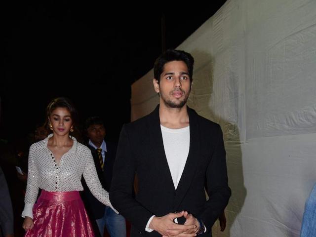 Rumoured couple Alia Bhatt and Sidharth Malhotra ariive together for the annual Mumbai Police Melawa show in Mumbai on January 19, 2016.  (Viral Bhayani/HT) 