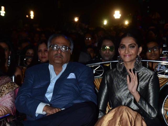 Sonam Kapoor waves for the shutterbugs at the annual Mumbai Police Melawa show in Mumbai on January 19, 2016.  (Viral Bhayani/HT) 