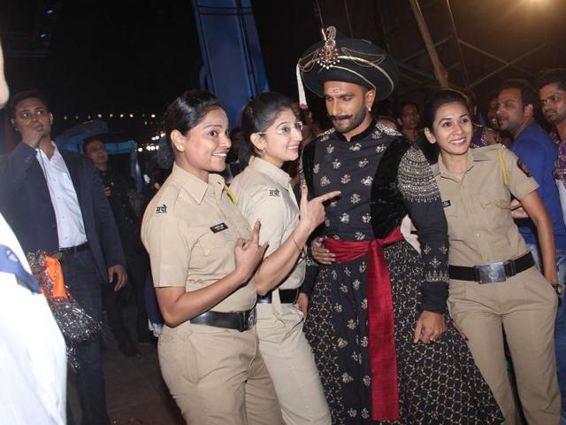 Cops pose with Ranveer Singh at the annual Mumbai Police Melawa show in Mumbai on January 19, 2016.  (Viral Bhayani/HT) 