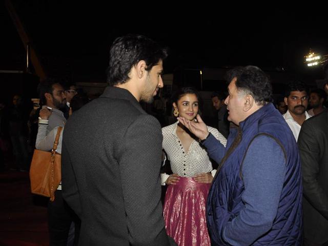 Ali Bhatt, Sidharth Malhotra and Rishi Kapoor chat at the annual Mumbai Police Melawa show in Mumbai on January 19, 2016.  (Viral Bhayani/HT) 