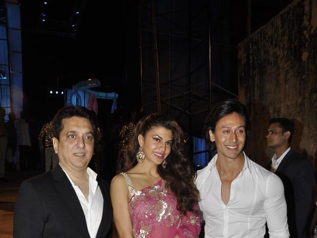 Jacqueline Fernandes poses with Tiger Shroff at the annual Mumbai Police Melawa show in Mumbai on January 19, 2016.  (Viral Bhayani/HT) 