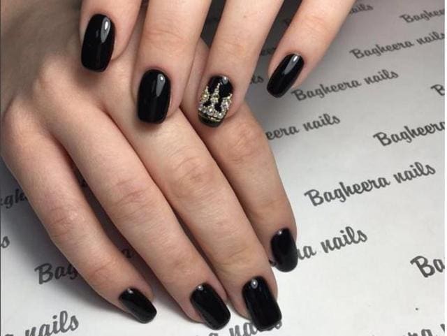 Let your nails show what a princess you are. (InstagraM) 