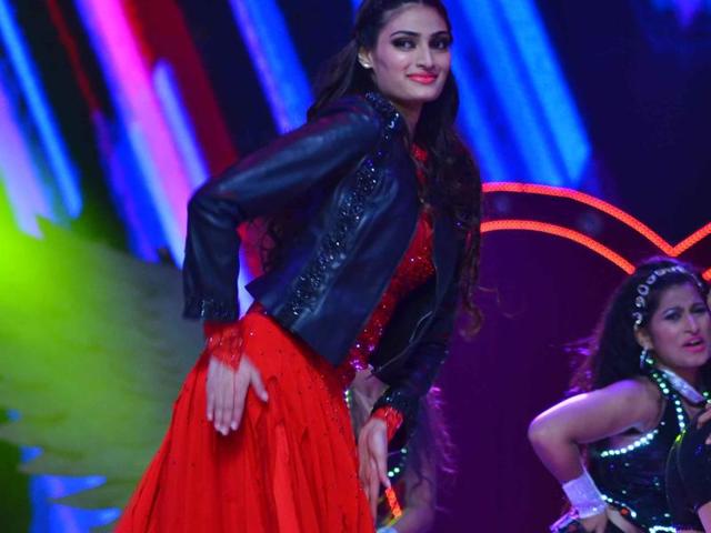 Athiya Shetty performs at the annual Mumbai Police Melawa in Mumbai. (Yogen Shah/HT) Athiya Shetty performs at the annual Mumbai Police Melawa in Mumbai. (Yogen Shah/HT)