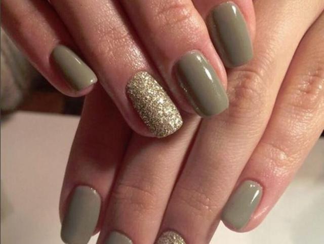 Olive green gives a feel of grace but if the colour itself is not enough, you can add glitter for a better effect. (instagram) 